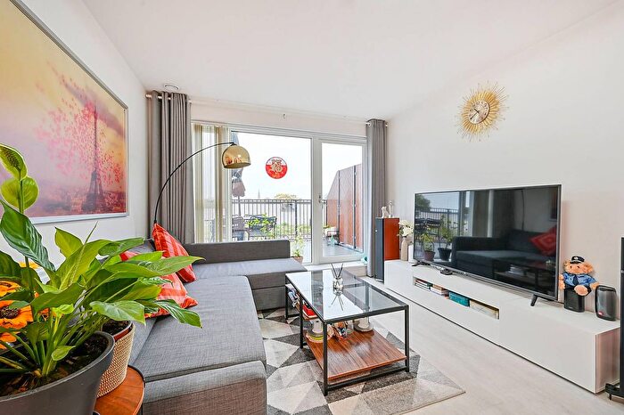 1 Bedroom Flat To Rent In East Acton Lane, East Acton, London, W3