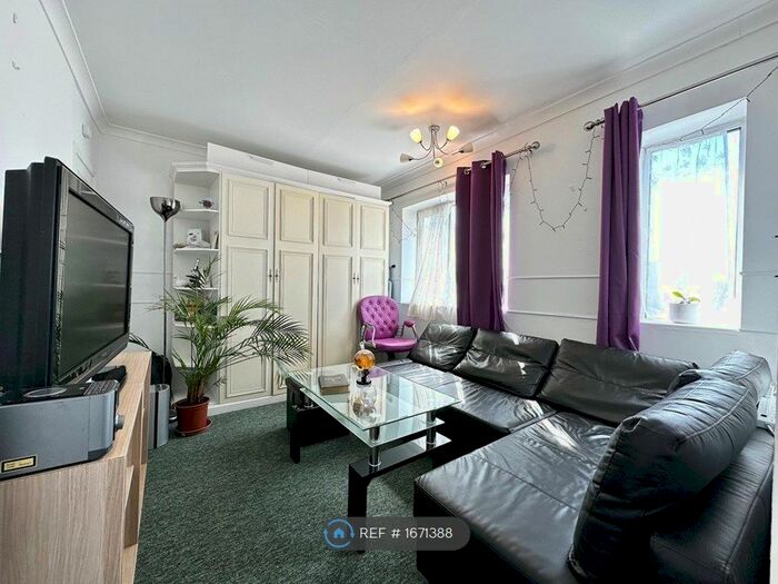 2 Bedroom Flat To Rent In Fullwell Avenue, Ilford, IG5
