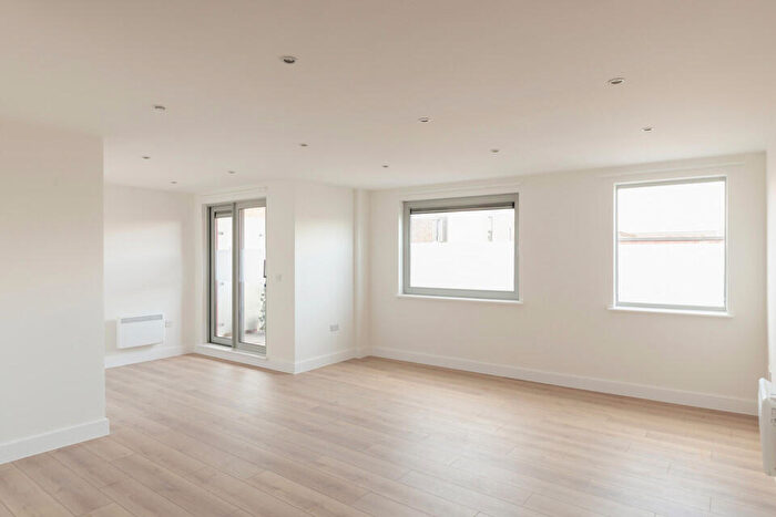 2 Bedroom Flat For Sale In Willow Way, Upper Sydebham, SE26