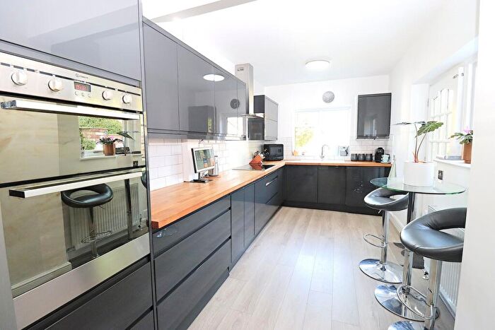 3 Bedroom Semi-Detached House For Sale In Elmsleigh Road, Farnborough, GU14