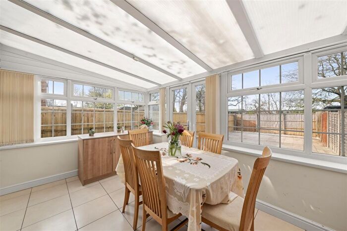3 Bedroom End Of Terrace House For Sale In Kingsway, Hayes, UB3