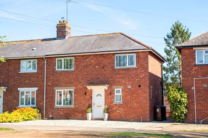 3 Bedroom End Of Terrace House For Sale In Grange Road, Banbury, OX16