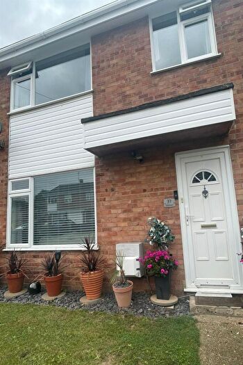 3 Bedroom Terraced House To Rent In Bedroom Terraced House In Canvey Island, SS8