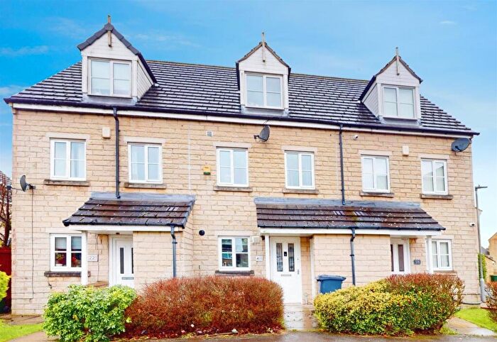 3 Bedroom Town House To Rent In Fewston Avenue, Bradford, BD6