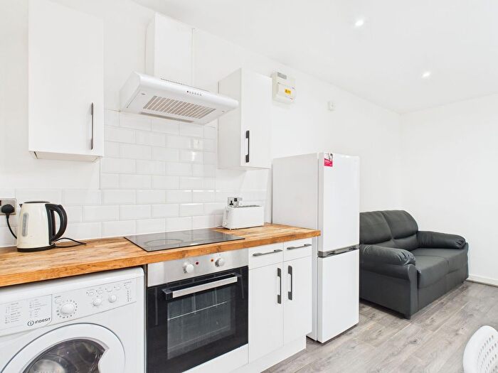 4 Bedroom Flat To Rent In Latimer House, Sylvester Street, L5