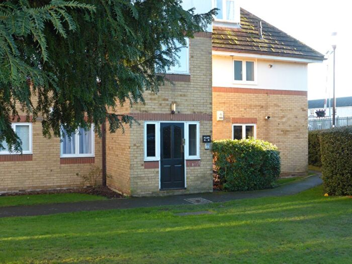 2 Bedroom Flat To Rent In Burn Close, Addlestone, KT15