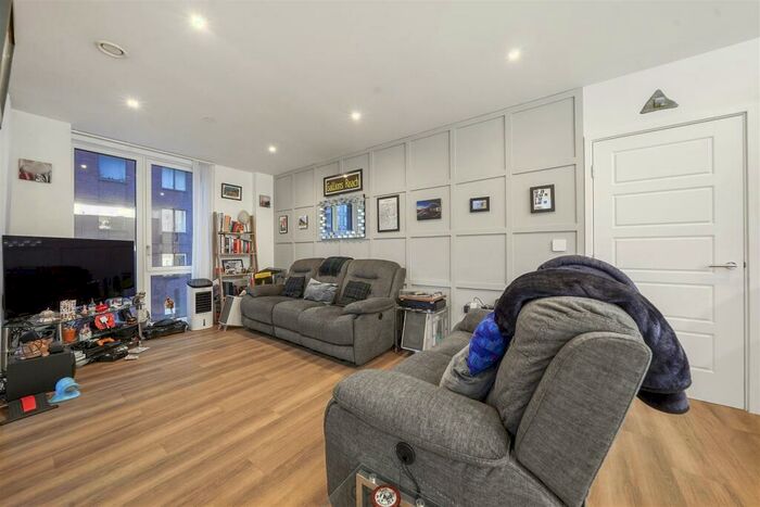 2 Bedroom Apartment To Rent In Hamme Building, Gallions Reach, E16