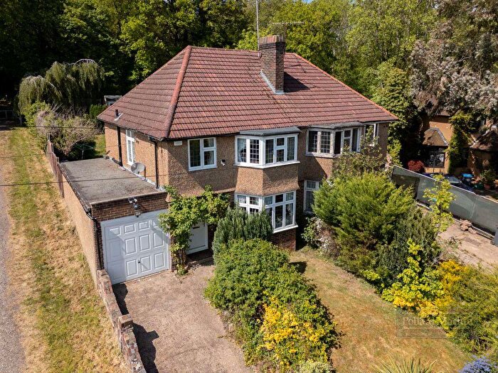 3 Bedroom Semi-Detached House For Sale In Foxearth Road, South Croydon, CR2