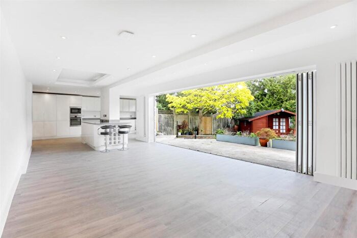 7 Bedroom Detached House For Sale In Southway, Carshalton, SM5