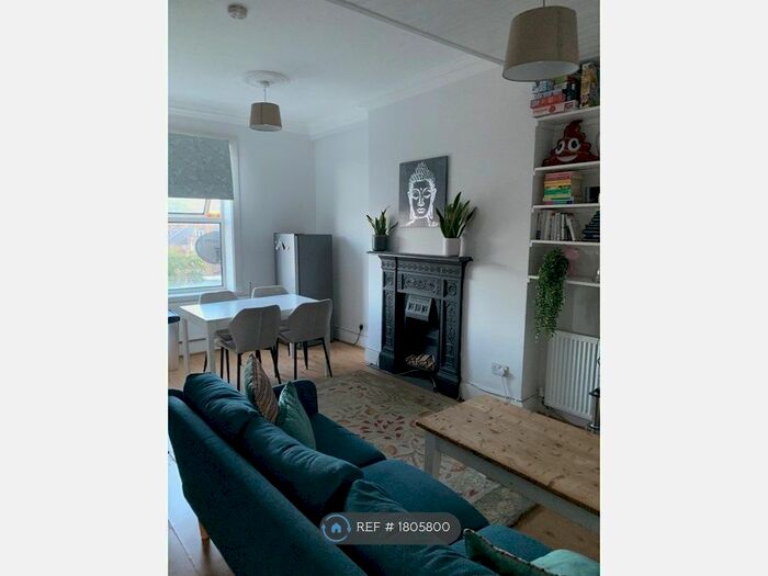3 Bedroom Flat To Rent In Clapham Common South Side, London, SW4