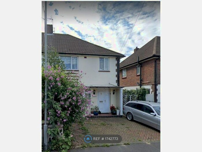 3 Bedroom Semi-Detached House To Rent In Memorial Road, Luton, LU3
