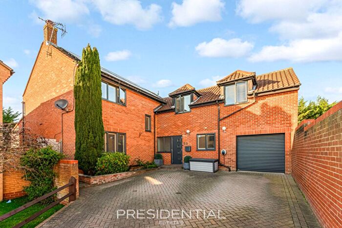 5 Bedroom Detached House For Sale In The Lindens, Loughton, IG10