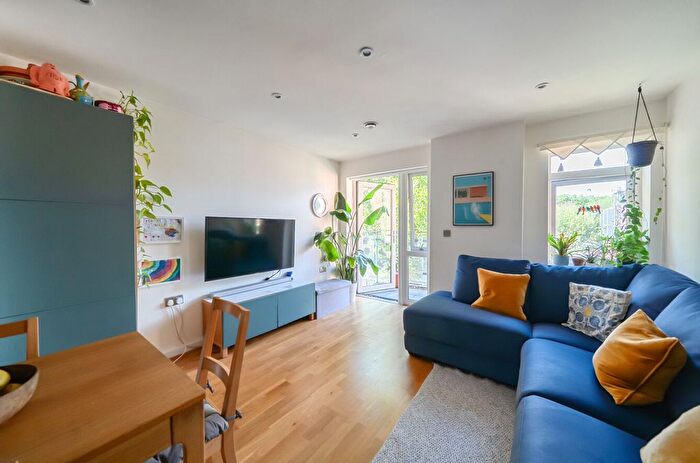 2 Bedroom Flat For Sale In Fairbridge Road, London, N19