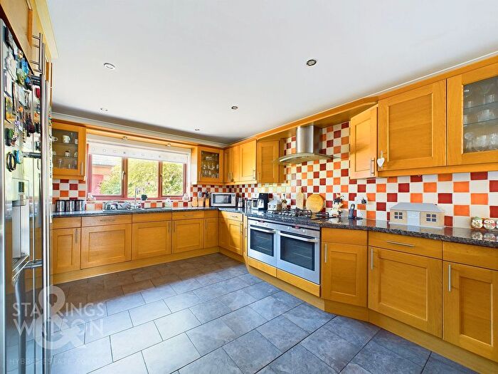 4 Bedroom Detached House For Sale In Post Office Road, Lingwood, Norwich, NR13