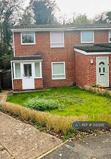 3 Bedroom Semi-Detached House To Rent In Sycamore Close, Barnet, EN4