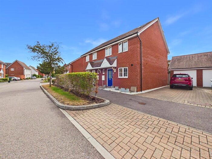 4 Bedroom Semi-Detached House For Sale In Carriage Road, Kingsbrook, Aylesbury, HP22