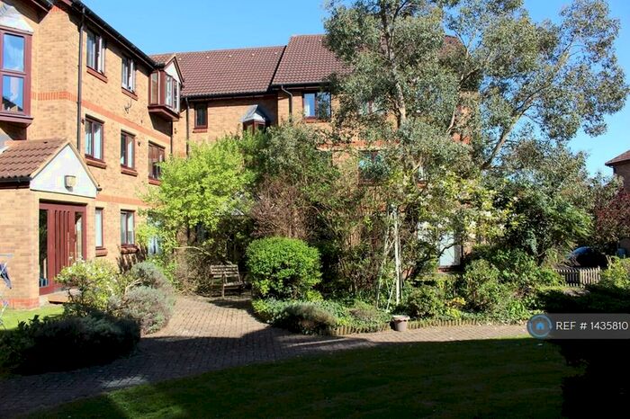 2 Bedroom Flat To Rent In Deanery Close, London, N2
