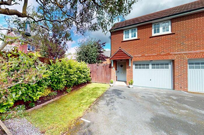 2 Bedroom Maisonette For Sale In Daneshill Lane, Cadishead, Manchester, M44