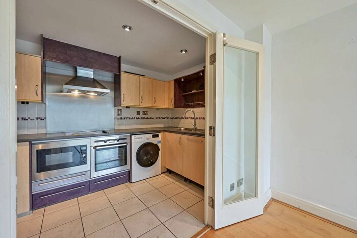 2 Bedroom Flat To Rent In Smugglers Way, Wandsworth, London, SW18