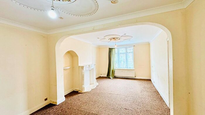 3 Bedroom Semi-Detached House To Rent In Becontree Avenue, RM8