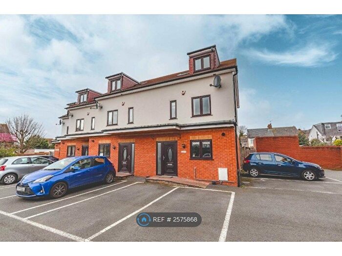 3 Bedroom Semi-Detached House To Rent In Parliament Mews, Slough, SL1