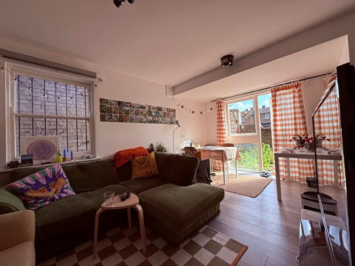 1 Bedroom Flat To Rent In Richmond Road, London, E8