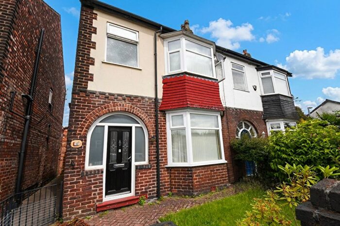3 Bedroom Semi-Detached House For Sale In Doveleys Road, Salford, M6