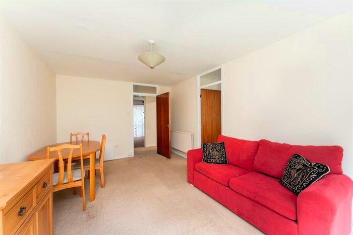 1 Bedroom Flat To Rent In Grosvenor Road, Wanstead, E11