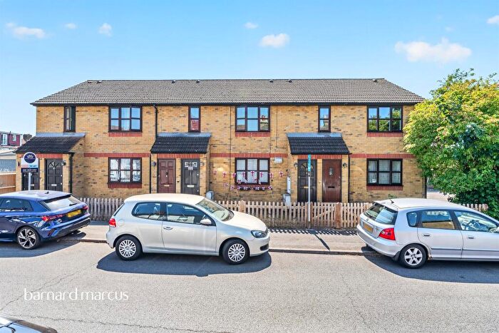 2 Bedroom Maisonette For Sale In Acacia Road, Mitcham, CR4