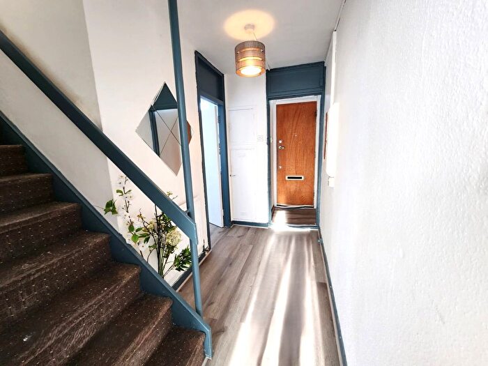 2 Bedroom Flat To Rent In Barrington Road, London, SW9