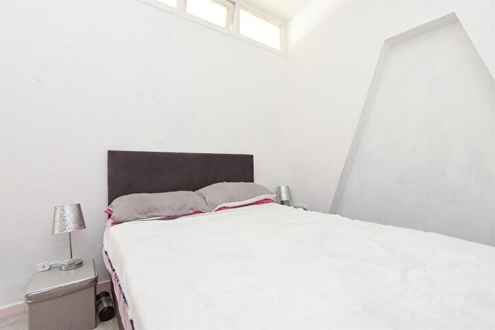 1 Bedroom Flat For Sale In Harestone Valley Road, Caterham, Surrey, CR3