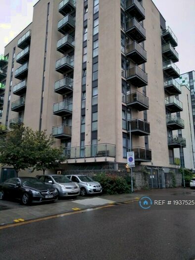 2 Bedroom Flat To Rent In Roehampton House, Dagenham, RM8