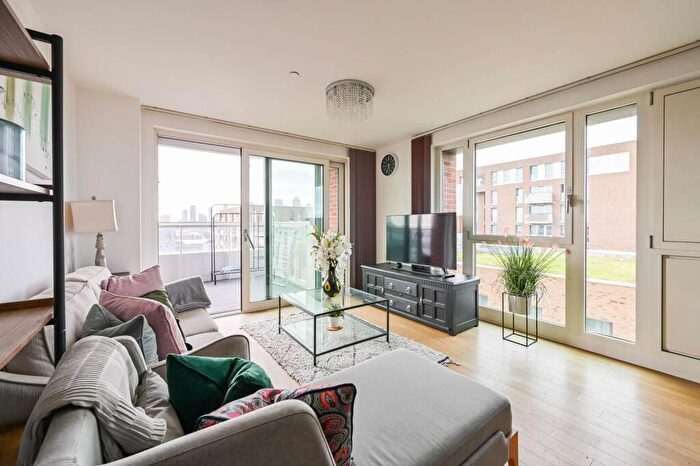 3 Bedroom Flat To Rent In Jefferson Plaza, Bow, London, E3