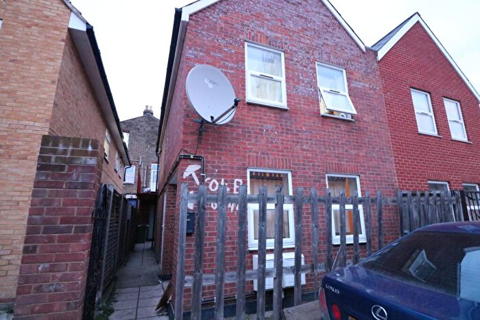 Apartment To Rent In Green Lane, Ilford, IG3