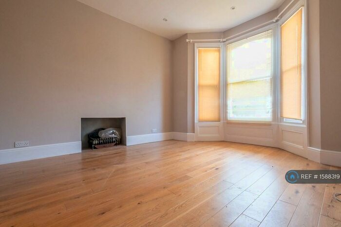 2 Bedroom Flat To Rent In Perry Hill, London, SE6