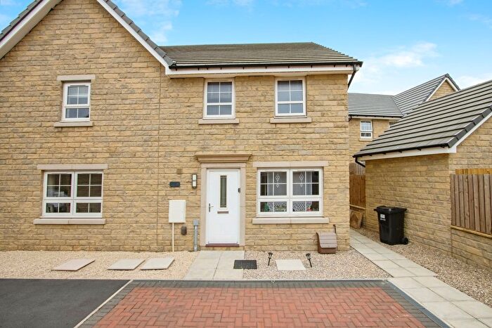 3 Bedroom Semi-Detached House For Sale In Reservoir View, Wakefield, West Yorkshire, WF3