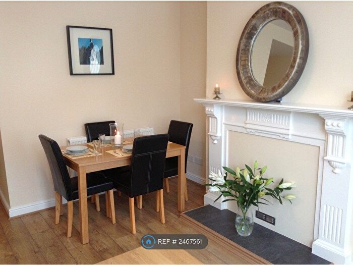 3 Bedroom Flat To Rent In De La Pole Avenue, Hull, HU3