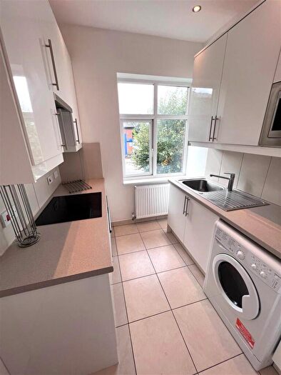 3 Bedroom Flat To Rent In Grosvenor Lodge, High Road, Whetstone, N20