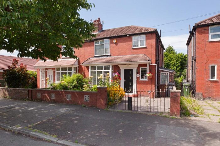 3 Bedroom Semi-Detached House For Sale In Oakfield Avenue, Droylsden, Manchester, M43