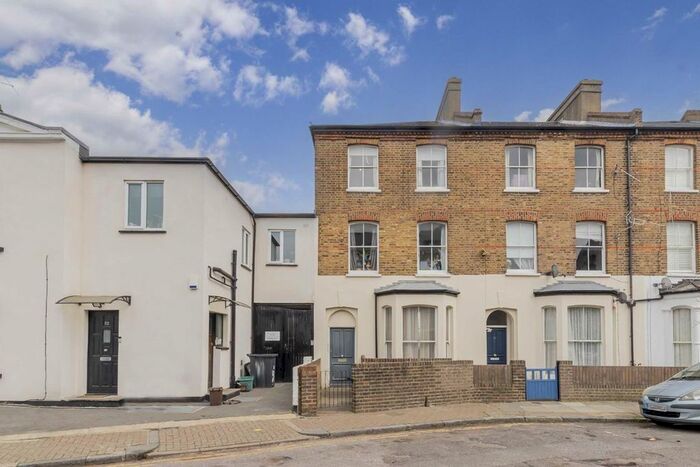 3 Bedroom Flat To Rent In Charteris Road, London, N4