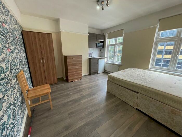 Studio To Rent In Ashfield Parade, Southgate, N14