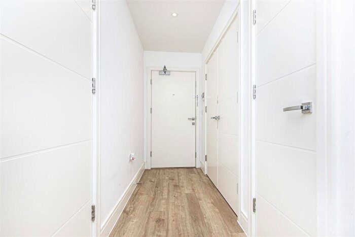 2 Bedroom Flat For Sale In West Cliff Road, Bournemouth, BH2