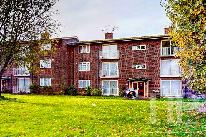 2 Bedroom Apartment To Rent In Oak Way, Crawley, RH10