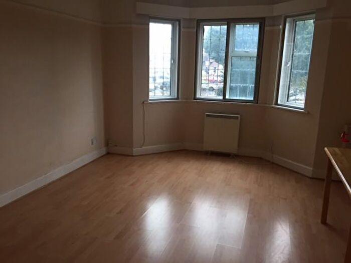 2 Bedroom Flat To Rent In Hounslow, Middlesex, TW5