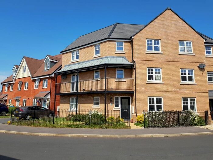 4 Bedroom Semi-Detached House To Rent In Berryfields, Aylesbury, HP18