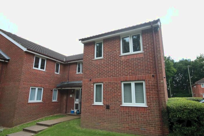 2 Bedroom Flat To Rent In Greenside Close, London, N20