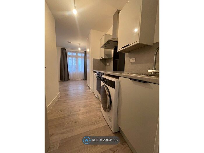 Studio To Rent In Park Road, London, N11