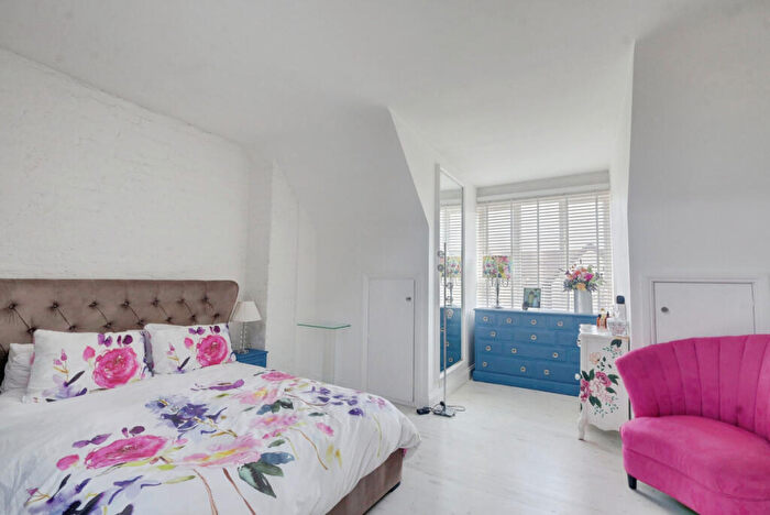 3 Bedroom Apartment For Sale In Pall Mall, Leigh-on-sea, SS9