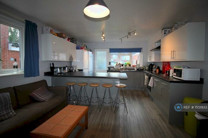 5 Bedroom Semi-Detached House To Rent In Harrison Road, Southampton, SO17