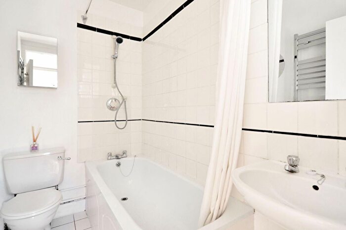 2 Bedroom Maisonette To Rent In Leythe Road, Acton, London, W3